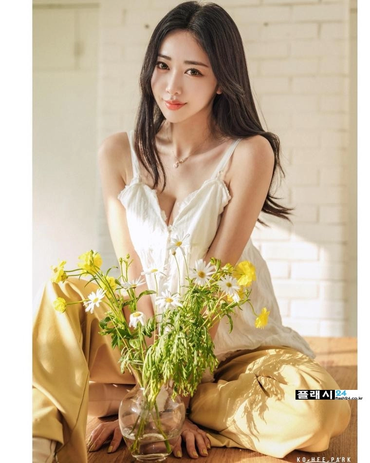 가운데가 파인 모델 신해리 수영복