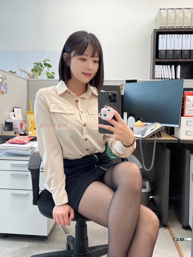 많이 한가해 보이는 사무실 여직원