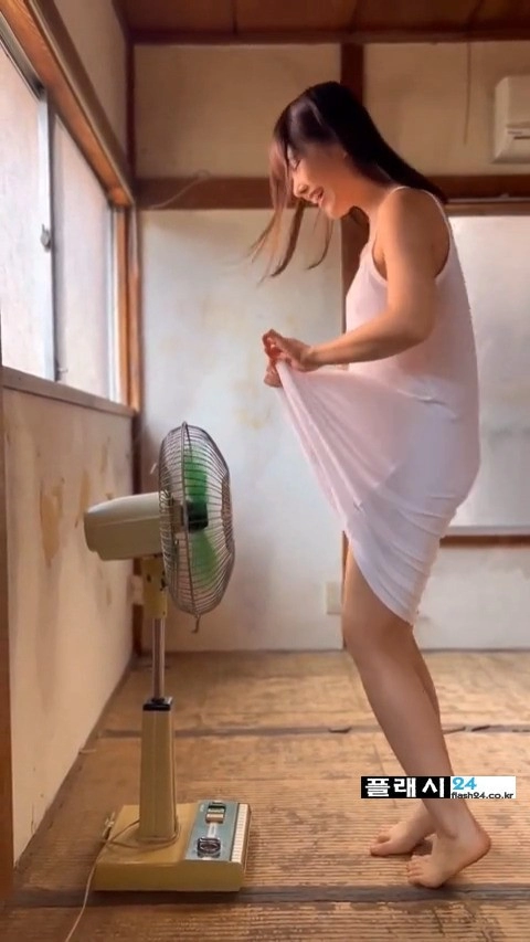 선풍기로 더위를 날리는 처자