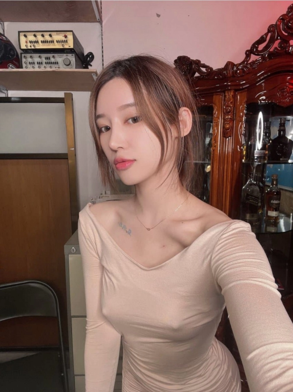 쳐다보기 민망한 노브라 셀카