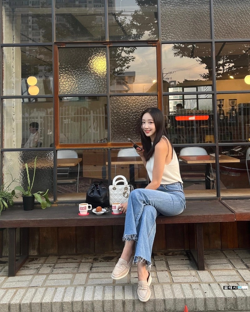 가운데가 파인 모델 신해리 수영복