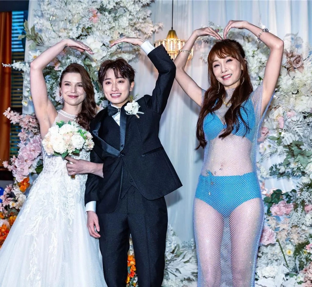 딸 결혼식에 비키니 시스루 드레스를 입고 온 엄마