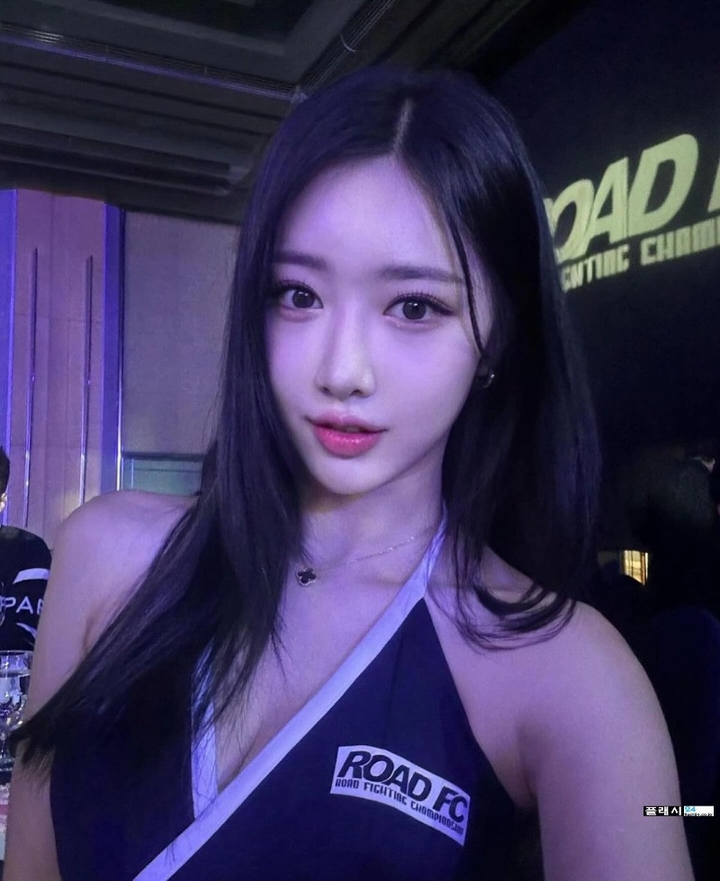 가운데가 파인 모델 신해리 수영복