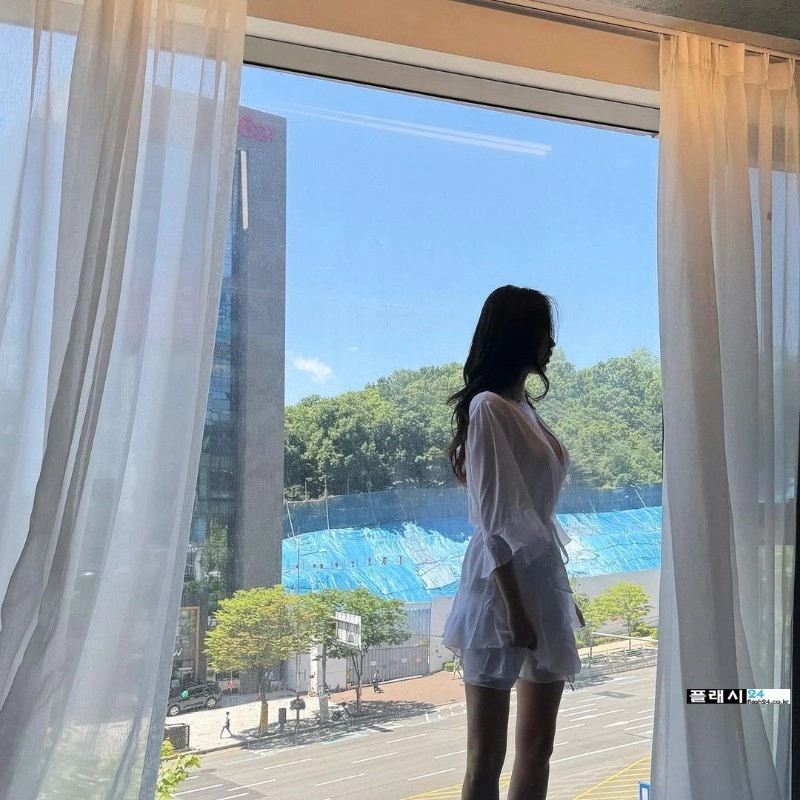 침대에서 막 일어난 차은교