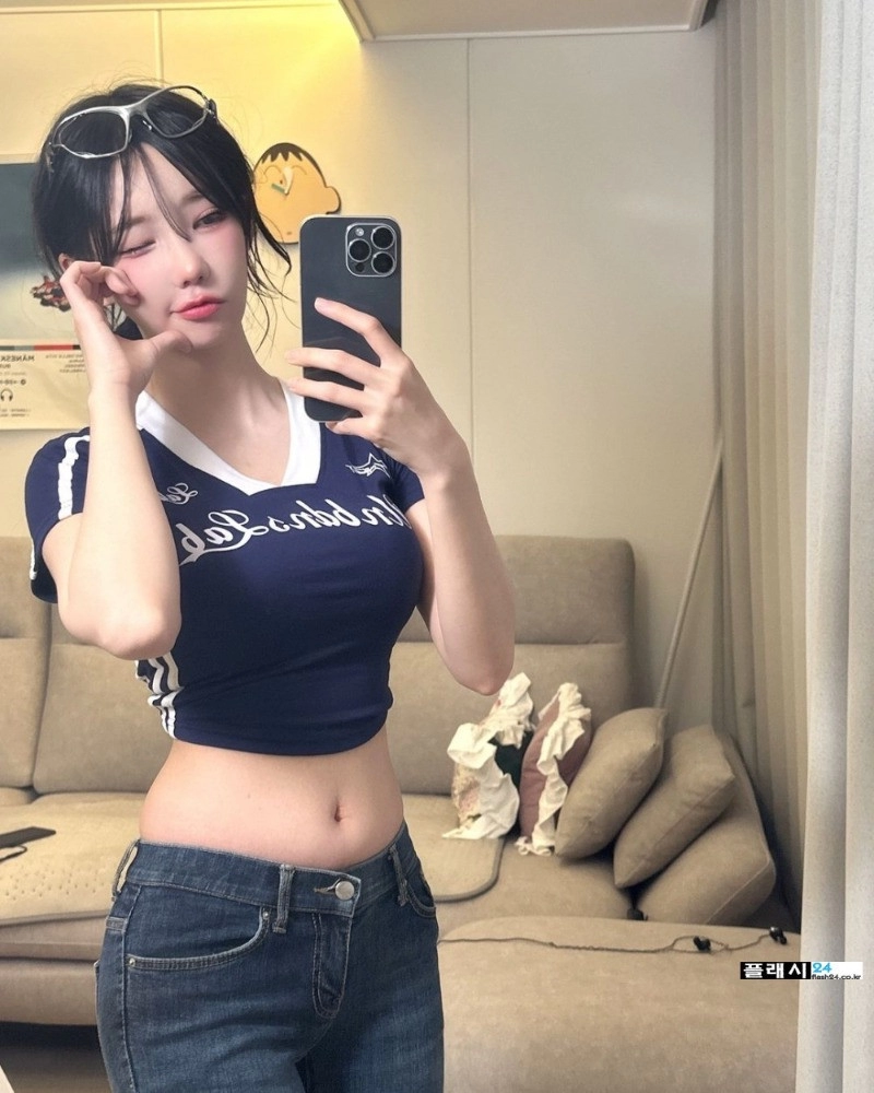 릴스 촬영중인 마젠타 허리