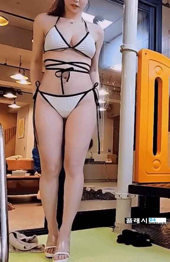 수영복 전신 확인하는 러아