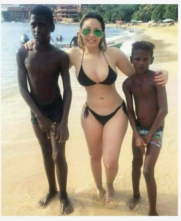 흑인 남자아이들을 괴롭히는 백인 누나