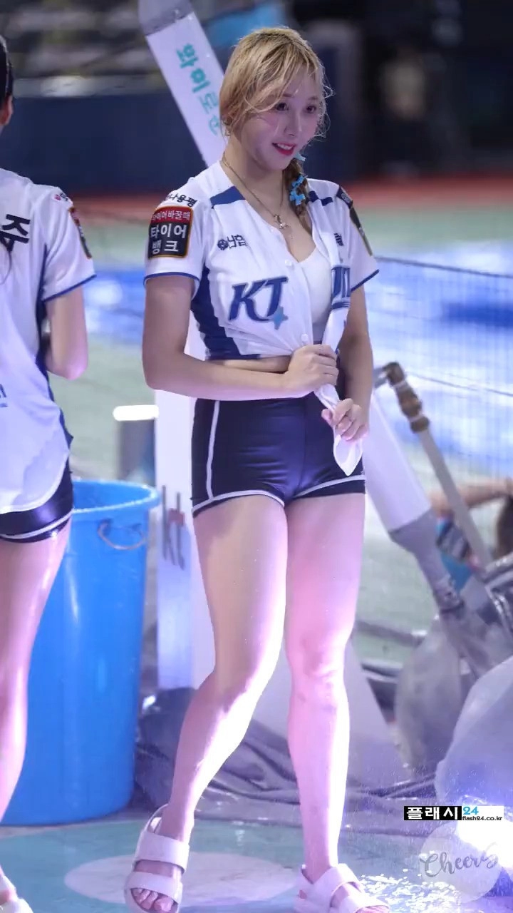 비 맞고 응원하는 KT 조예린 치어리더