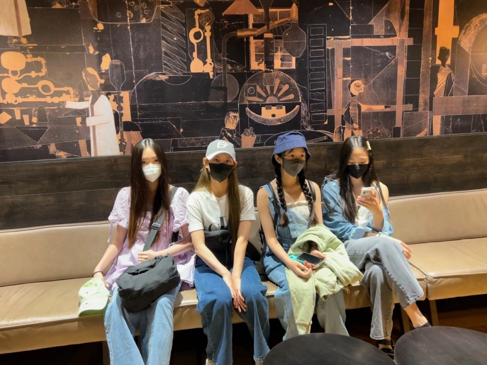 뉴진스 2주년 기념으로 소속사에서 풀어주는 짤들