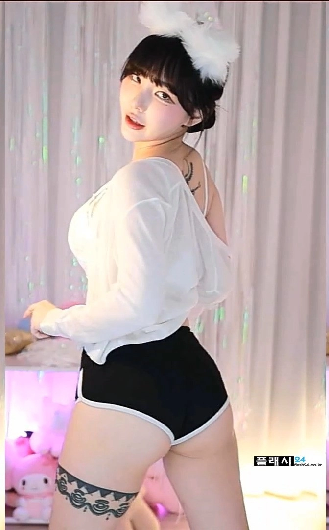 츄정 돌핀 팬츠 뒤태