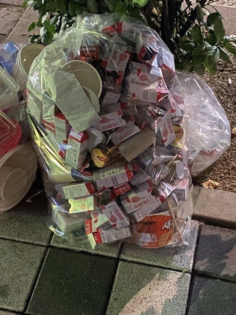 이태원 클럽앞 쓰레기봉투 꼬라지