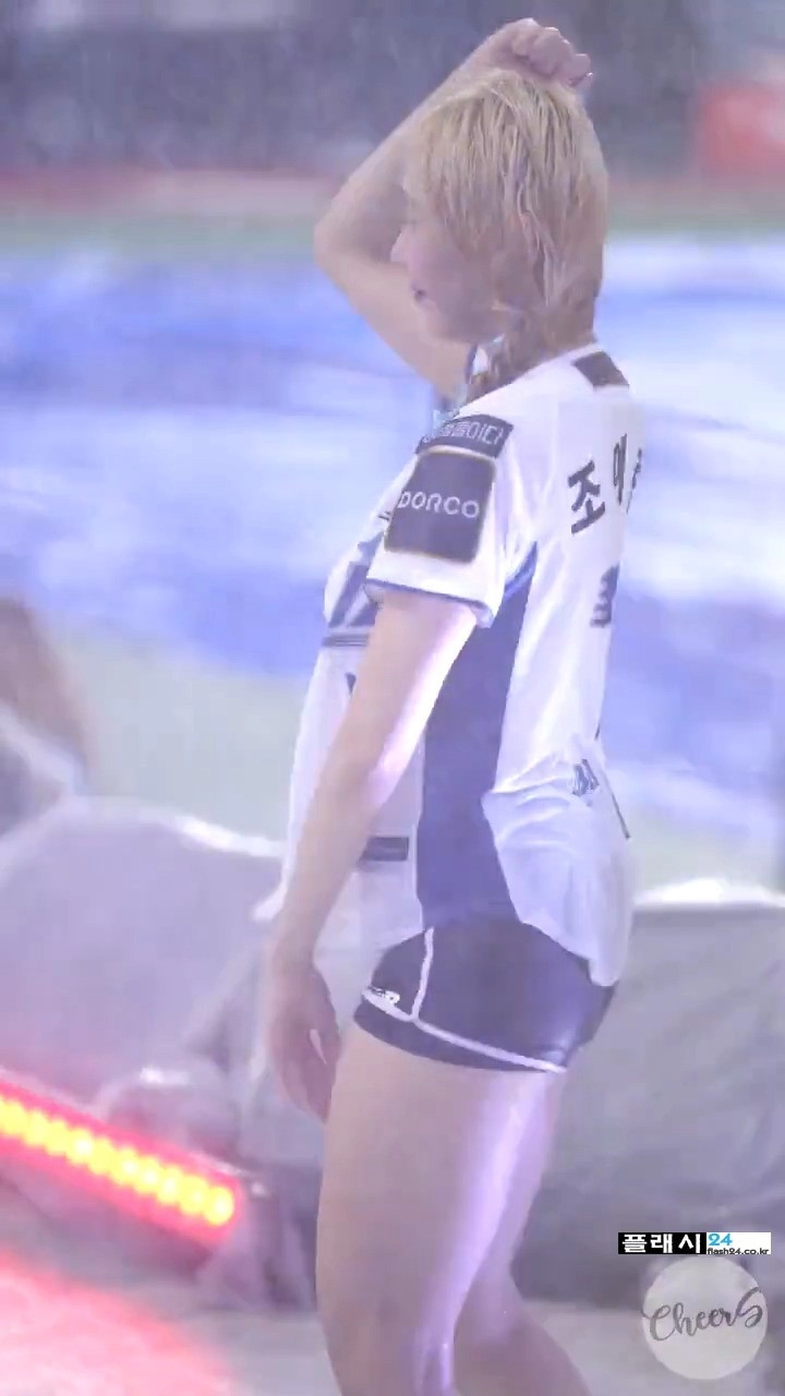 비 맞고 응원하는 KT 조예린 치어리더