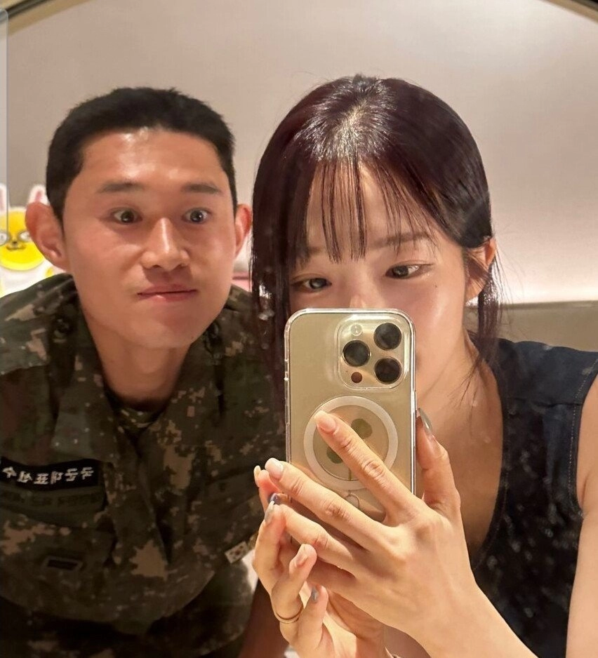 축구선수 이동경 군복입고 와이프와 셀카