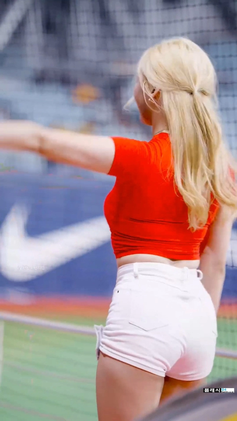 조예린 치어리더 묵직한 크롭 빨간티