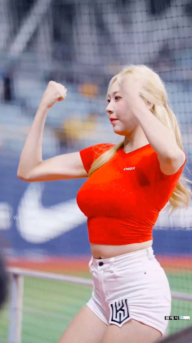 조예린 치어리더 묵직한 크롭 빨간티