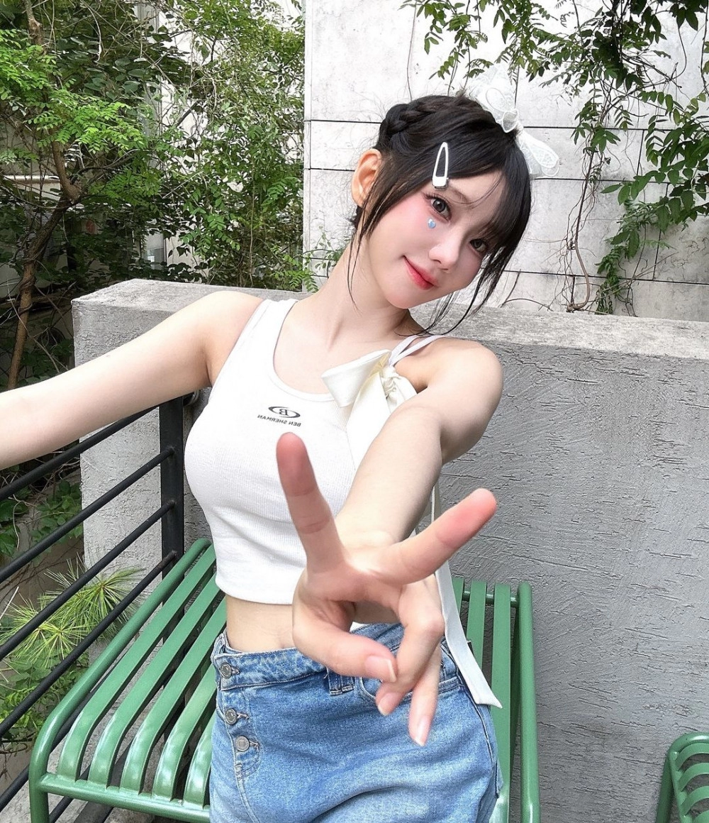 마젠타 인스타 흰 골지끈나시 + 청바지 겨드랑이 야꼽