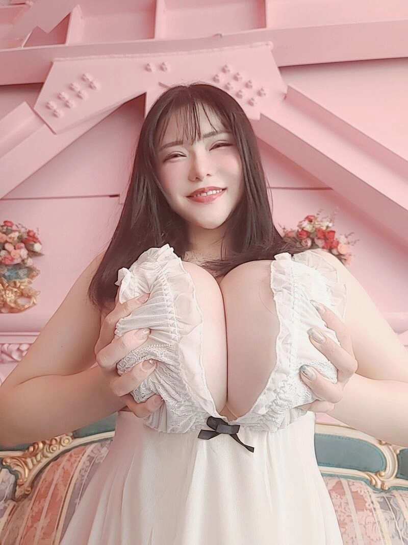 가슴이 너무 커져버린 누나