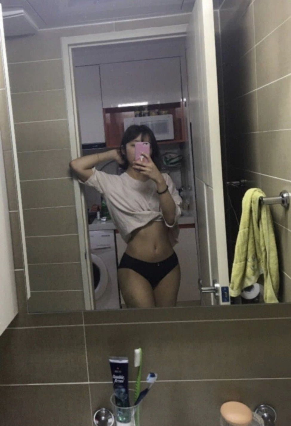 화장실 셀카 레전드녀 2명