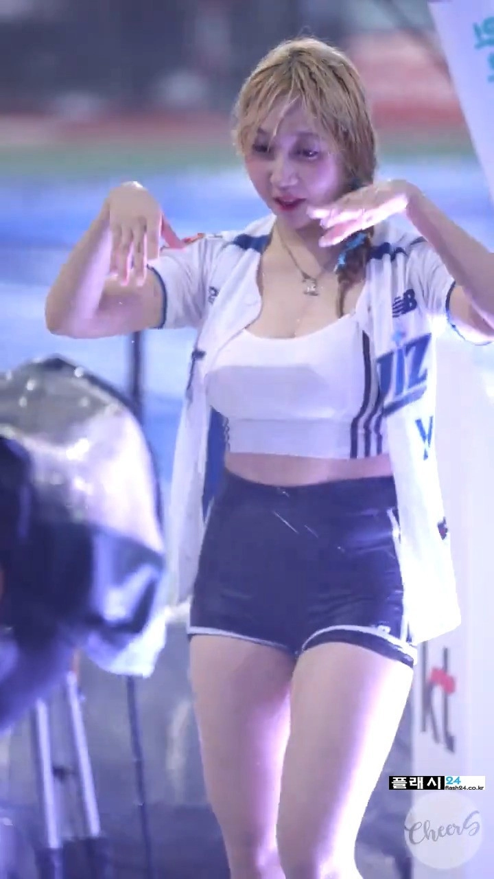 비 맞고 응원하는 KT 조예린 치어리더