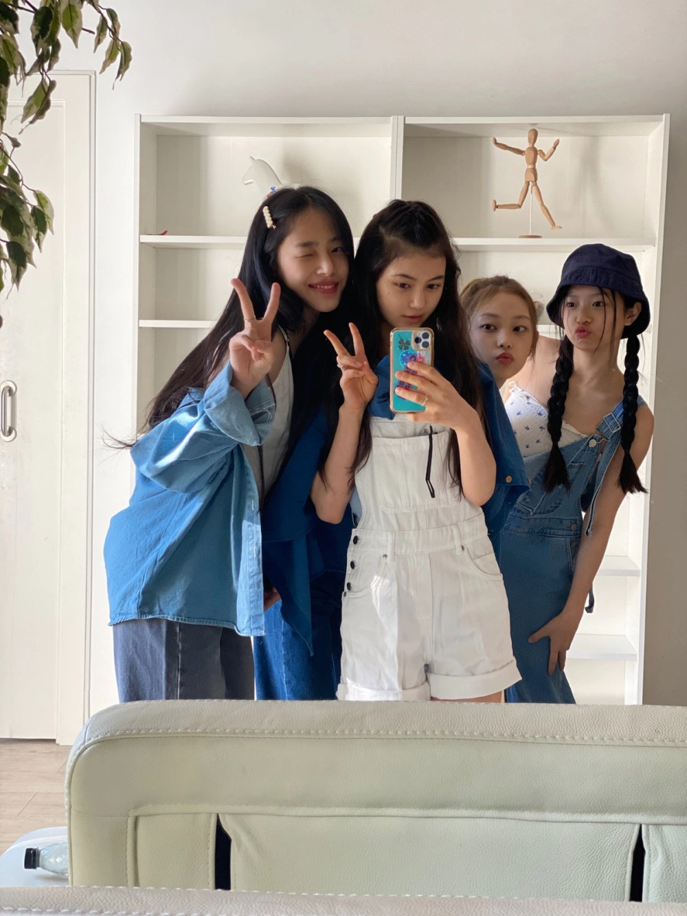 뉴진스 2주년 기념으로 소속사에서 풀어주는 짤들