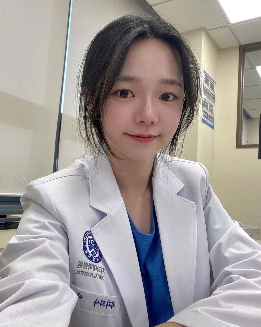 미모의 치과 여의사 수영복