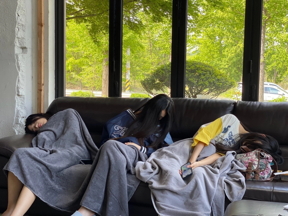 뉴진스 2주년 기념으로 소속사에서 풀어주는 짤들