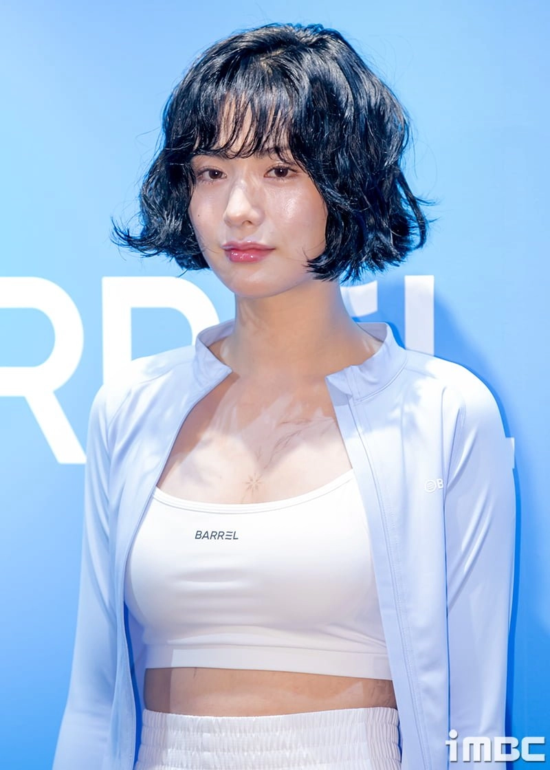 단발로 자른 나나