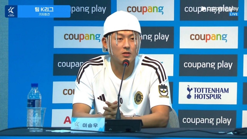 인터뷰 중인 이승우 패션