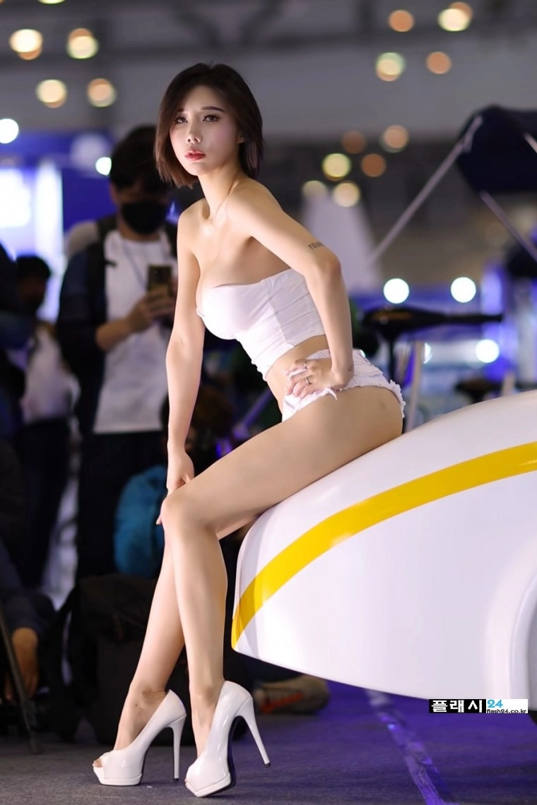 레이싱모델 송주아 무시무시한 흰팬츠