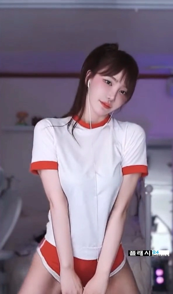 돌핀입고 춤추는 겨우디