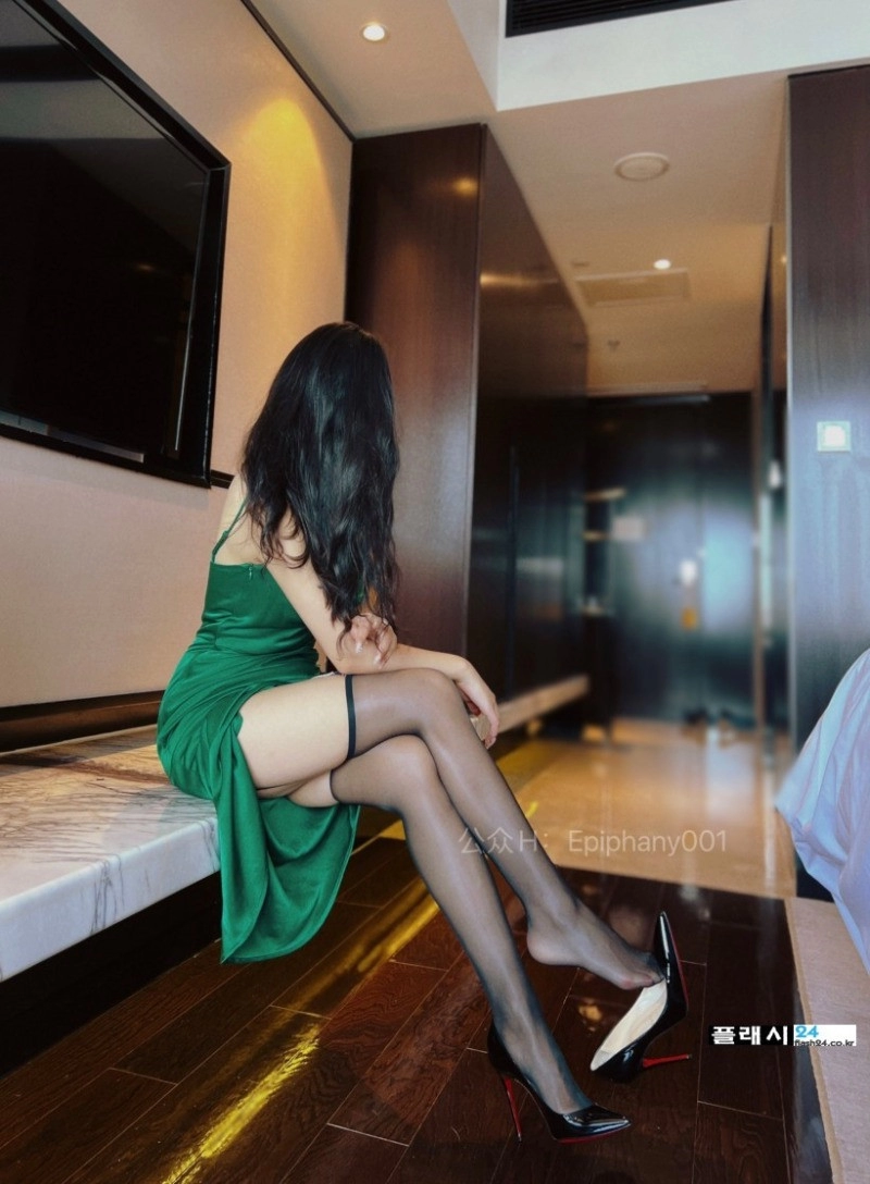 소파와 한몸이된 여직원