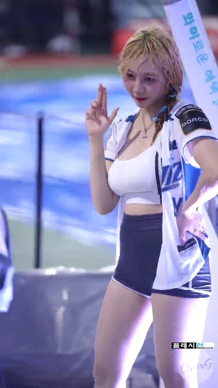 비 맞고 응원하는 KT 조예린 치어리더