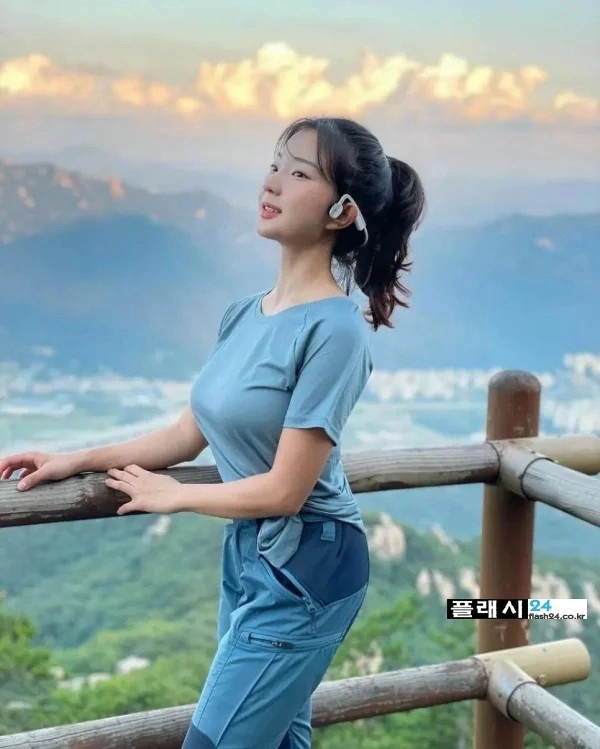 산 속에 백만송희 등산 유튜버 수준