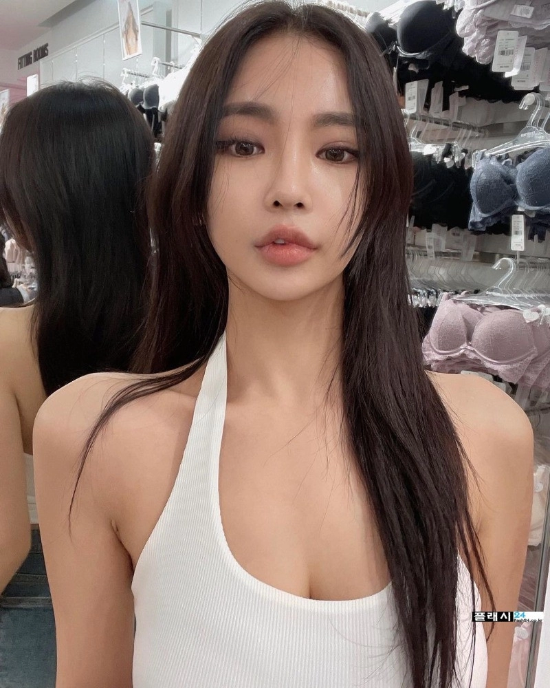 세트로 맞춘 모델 지성 ck 언더웨어