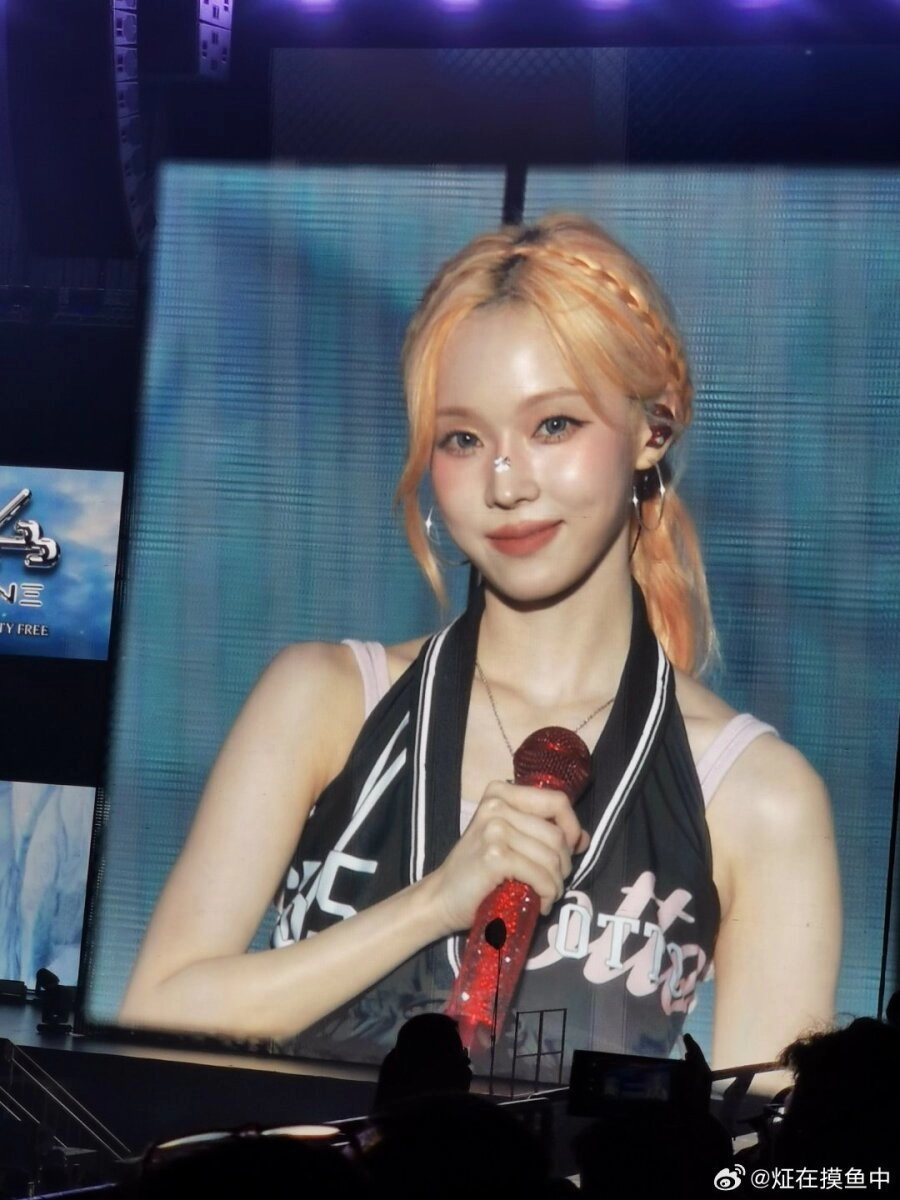 에스파 콘서트 윈터 전광판