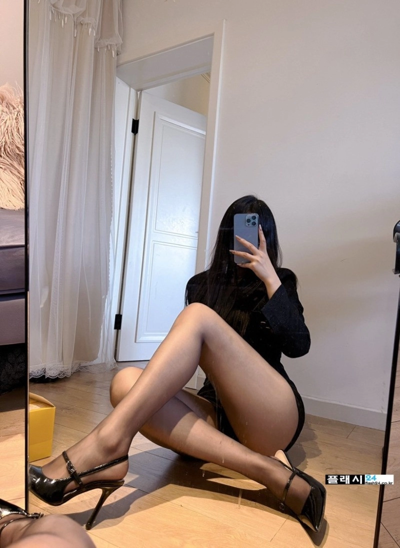 소파와 한몸이된 여직원