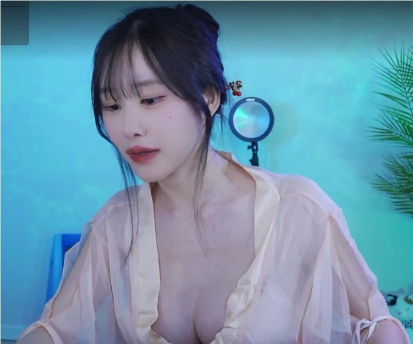 이 여캠 설마 노브라 상태임?