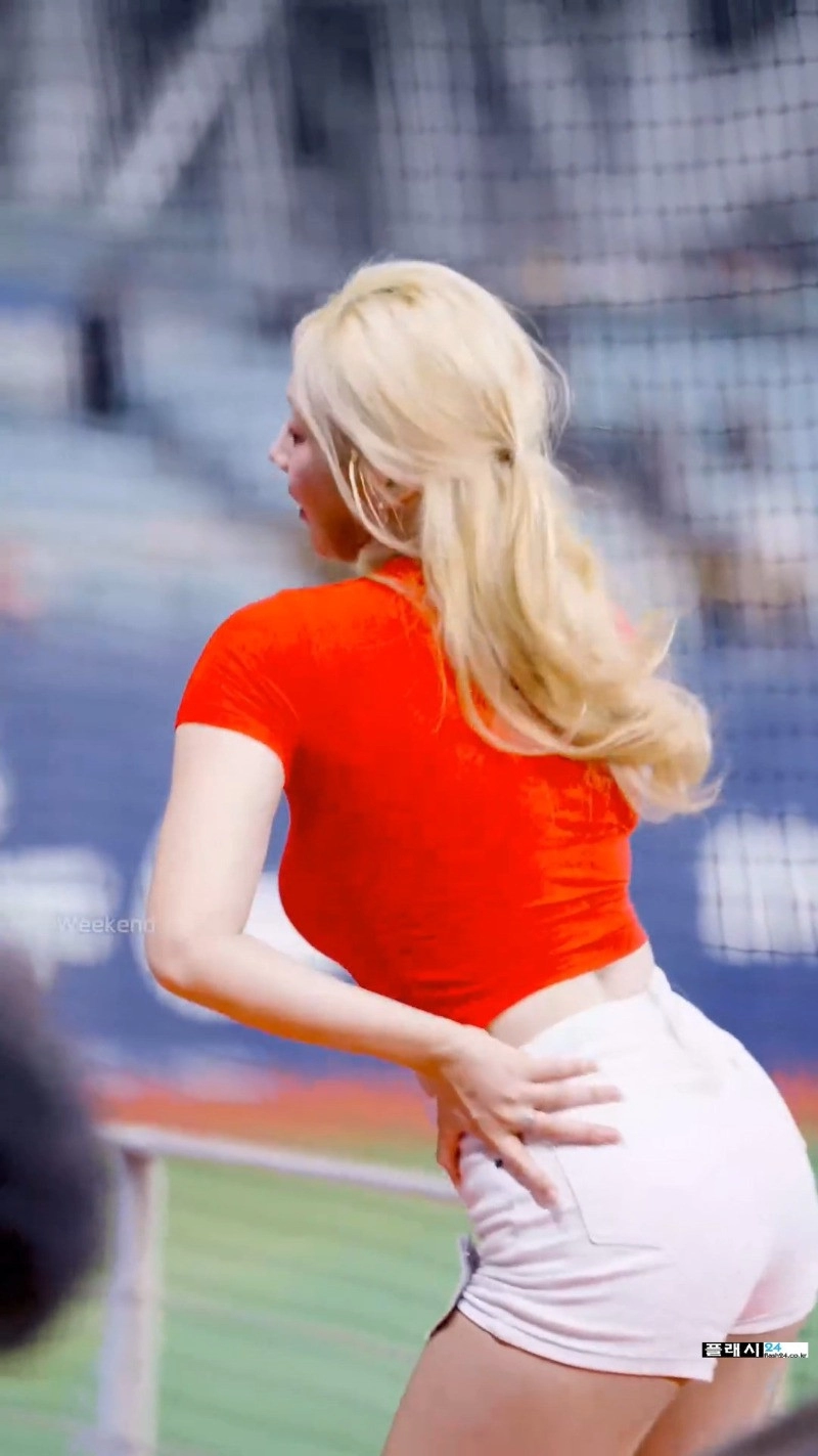 조예린 치어리더 묵직한 크롭 빨간티