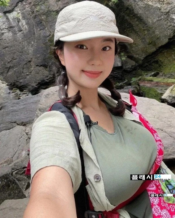 산 속에 백만송희 등산 유튜버 수준