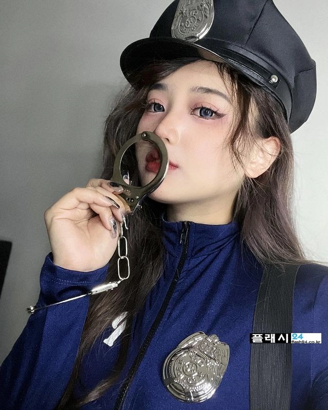 제복 입은 누나한테 끌려가고 싶어요