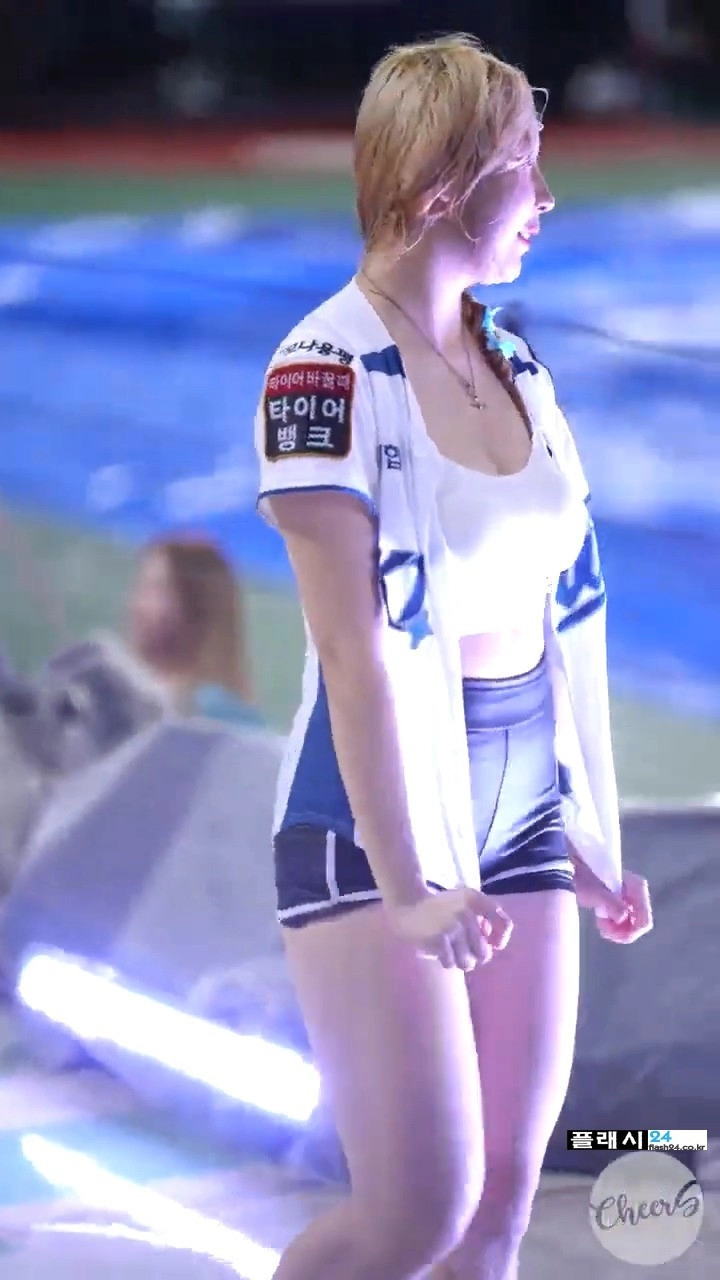 비 맞고 응원하는 KT 조예린 치어리더