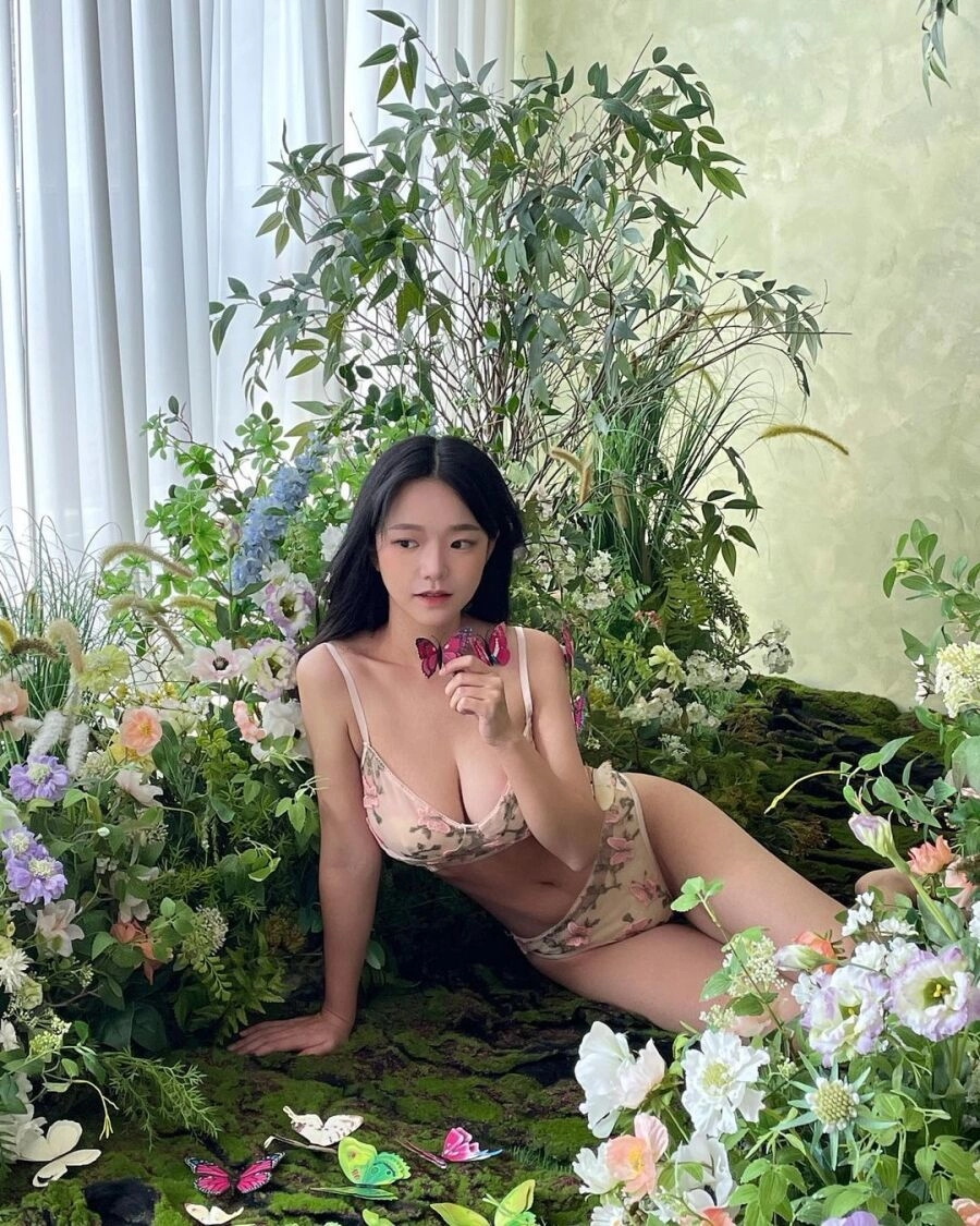 미모의 치과 여의사 수영복