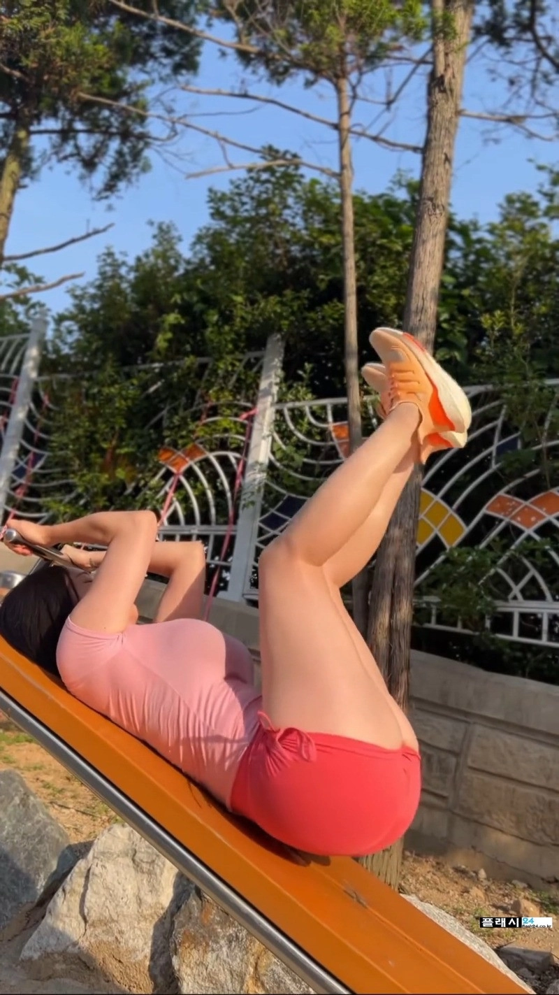 동내에서 운동중인 워니 옆태