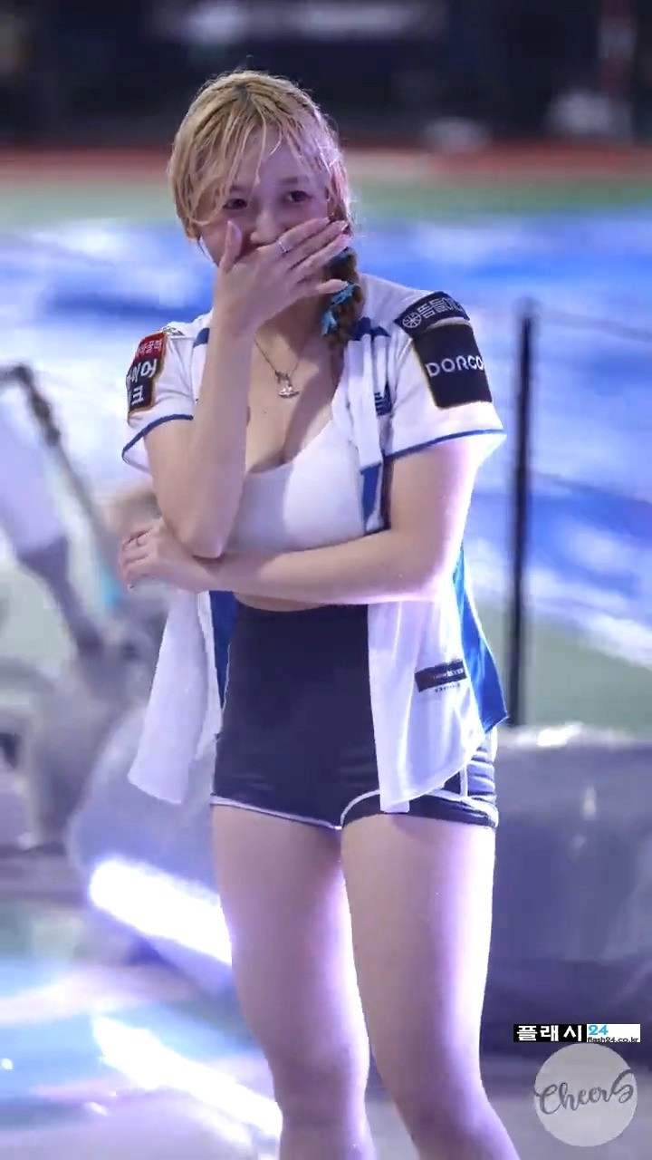 비 맞고 응원하는 KT 조예린 치어리더