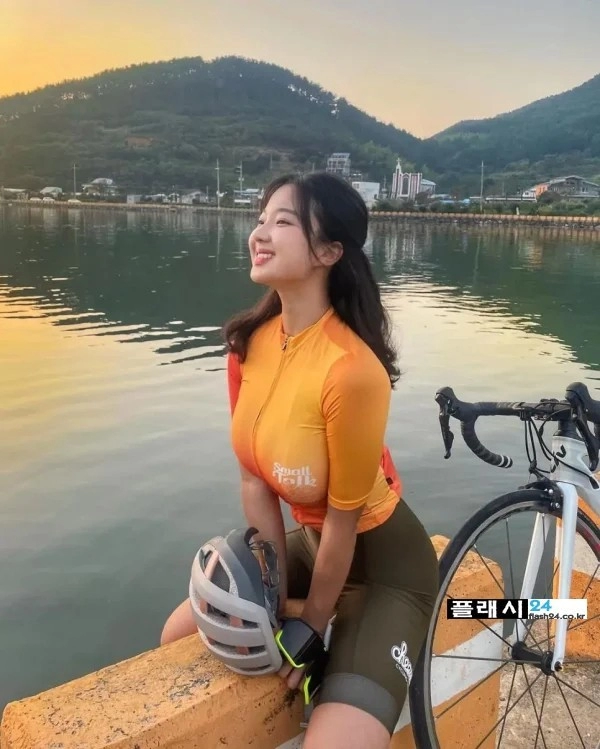 산 속에 백만송희 등산 유튜버 수준