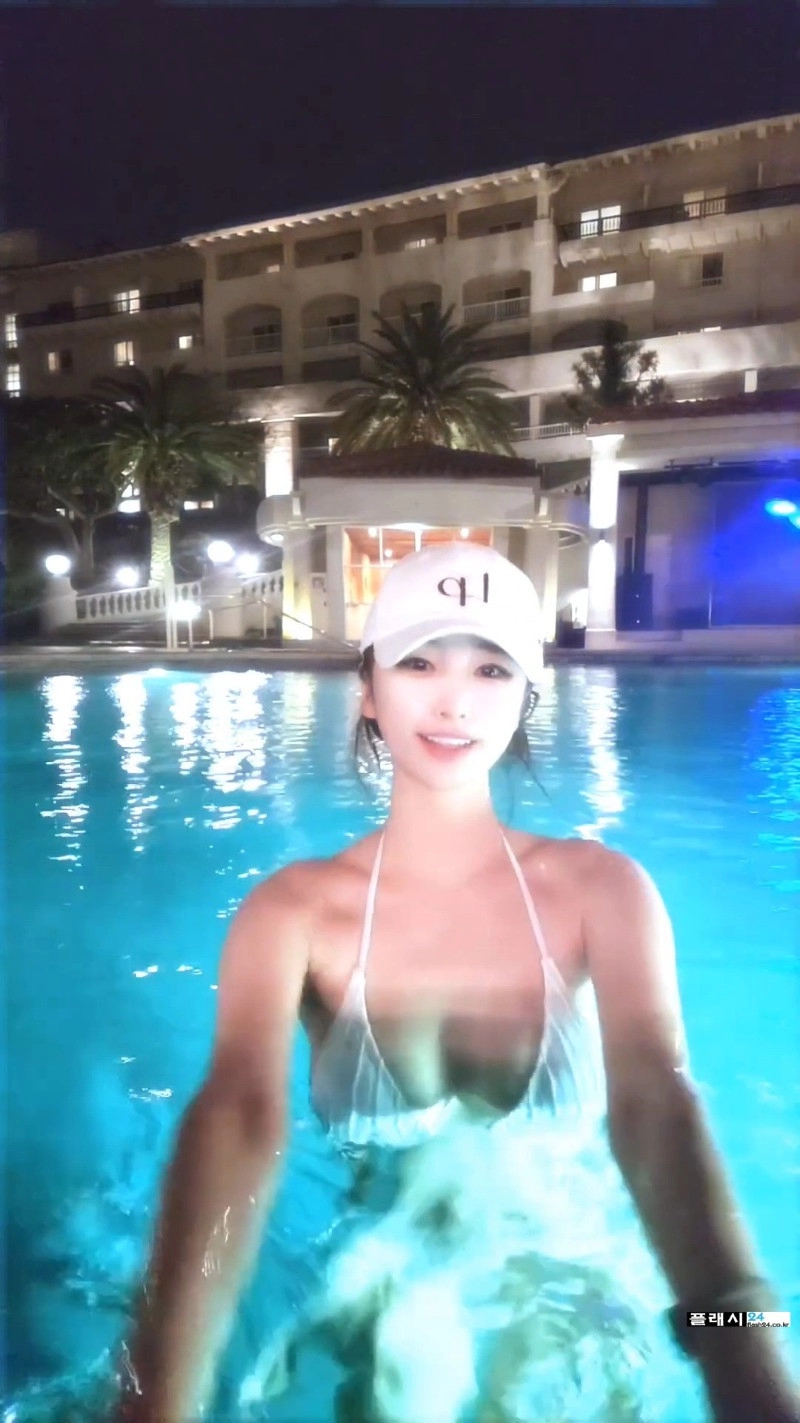 호텔 수영장 물속의 김나정 수영복
