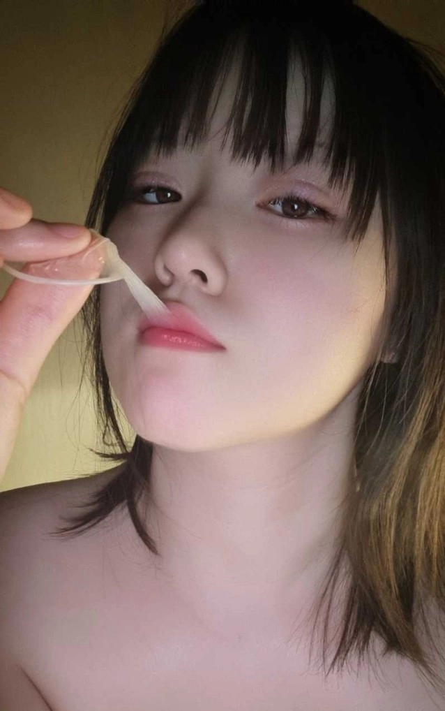 콘돔 물고 도발하는 MZ 처자