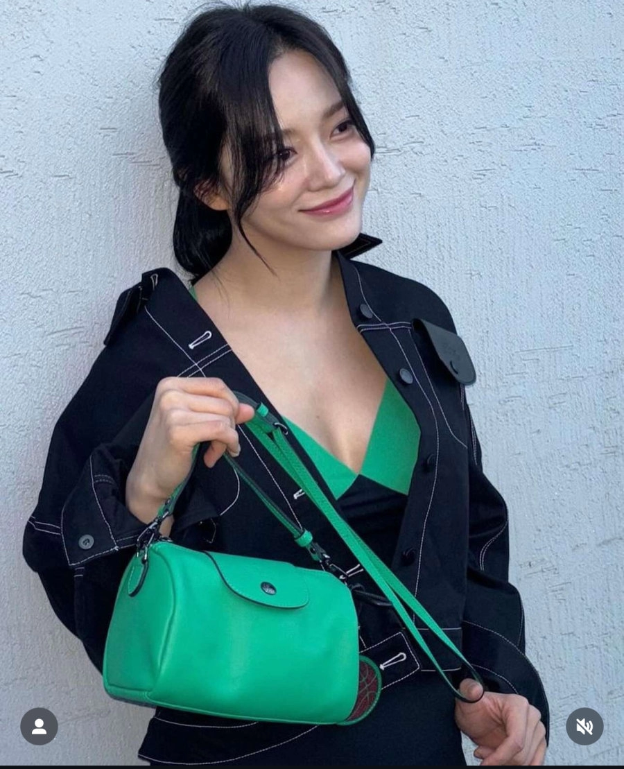 김세정 살짝 노출하는 슴골