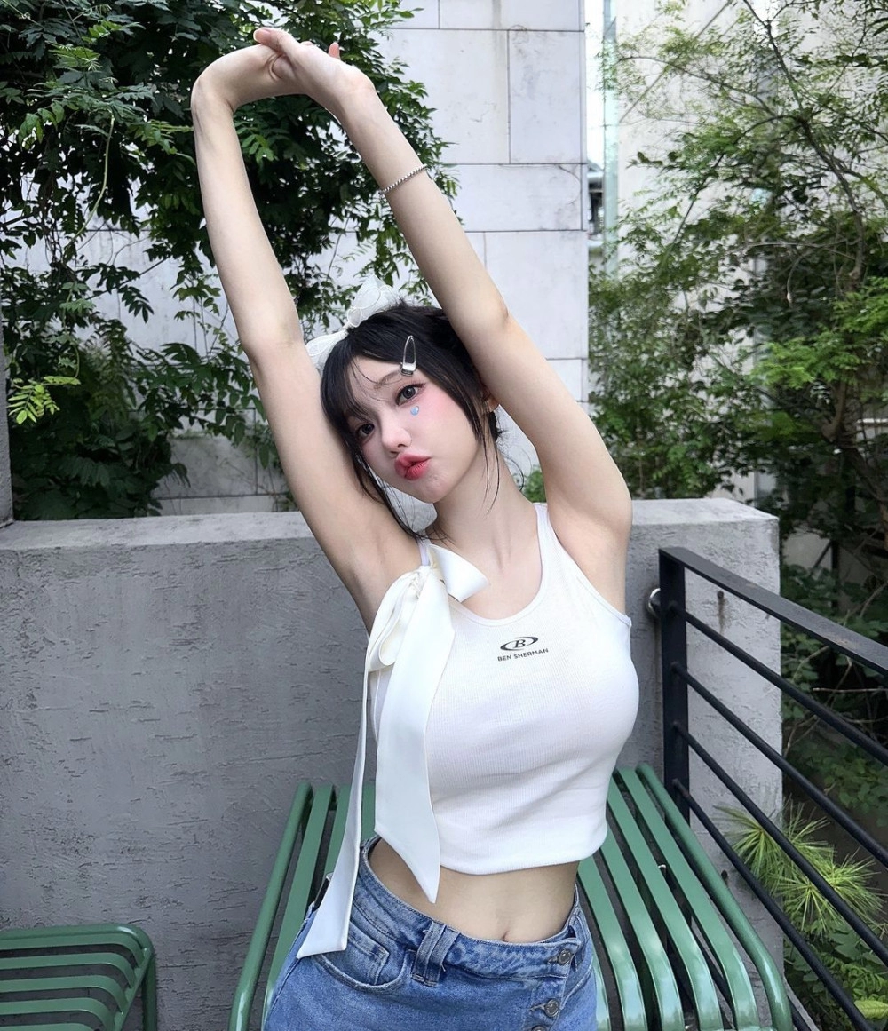 마젠타 인스타 흰 골지끈나시 + 청바지 겨드랑이 야꼽