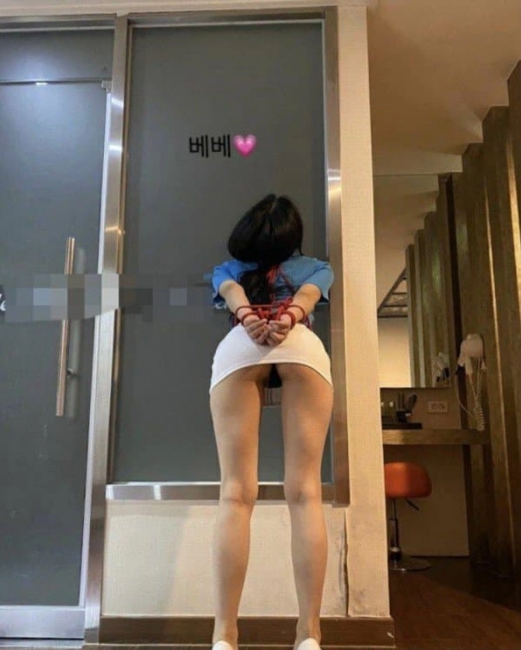 뒤태로 어필하는 누나들